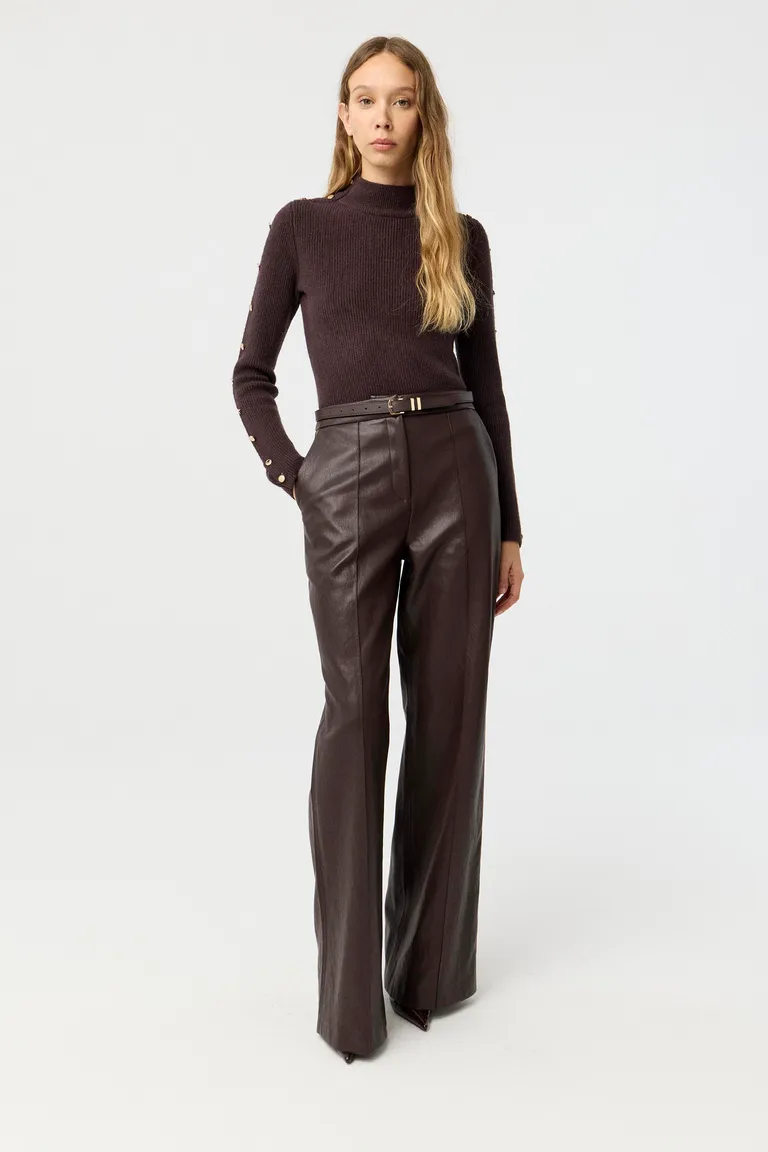 Polera tejida con cuello alto, mangas largas y detalles de botones metálicos laterales de Markova en Buzos y Sweaters para argentina