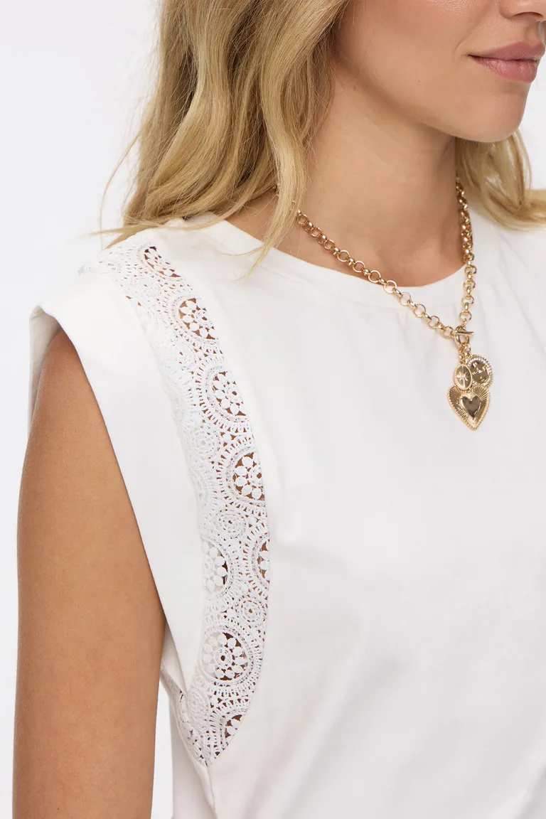 Remera sin mangas con cuello redondo y detalles de encaje en los hombros de Cuesta Blanca en Remeras para argentina