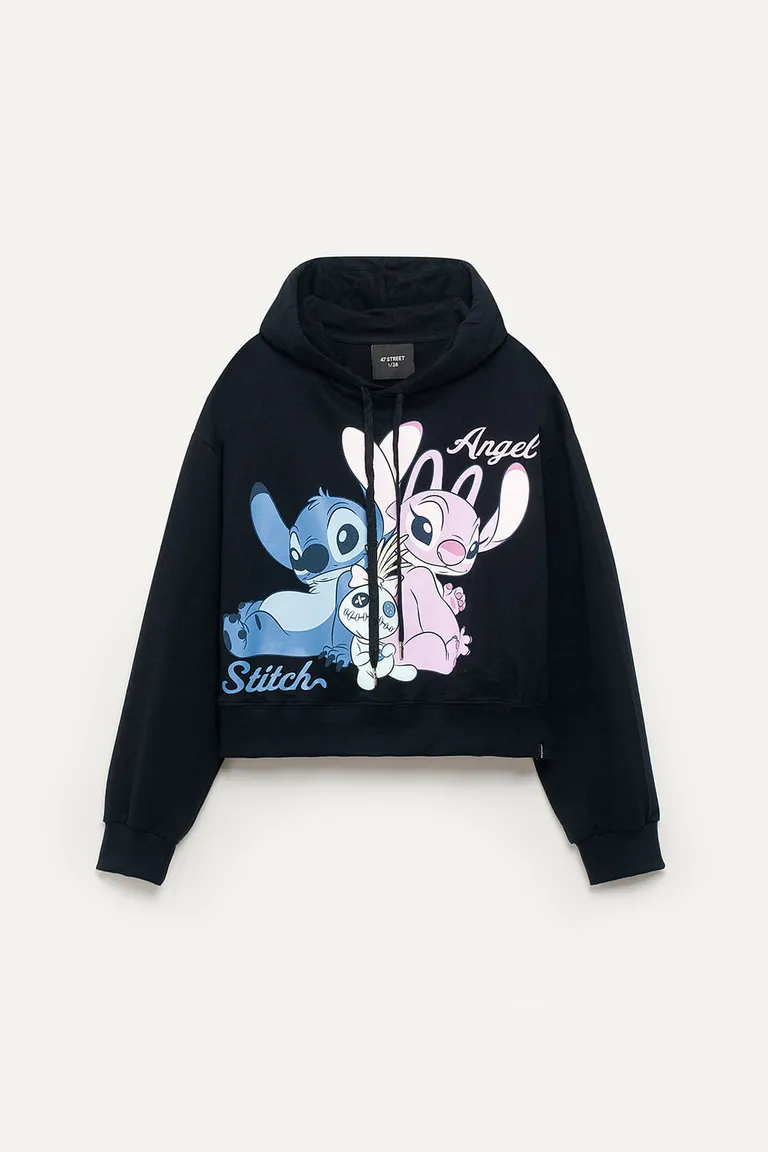 Canguro negro con estampado Disney, perfecto para looks informales y divertidos de 47 Street en Buzos y Sweaters para argentina