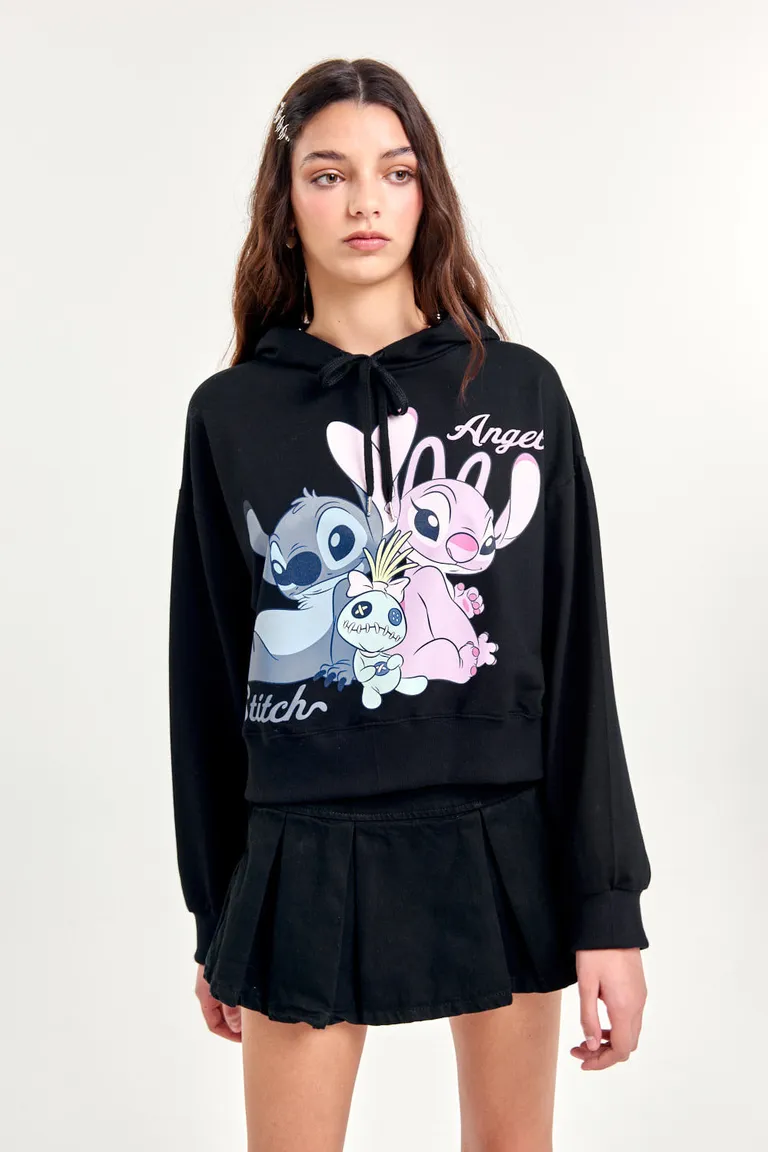 Canguro negro con estampado Disney, perfecto para looks informales y divertidos de 47 Street en Buzos y Sweaters para argentina