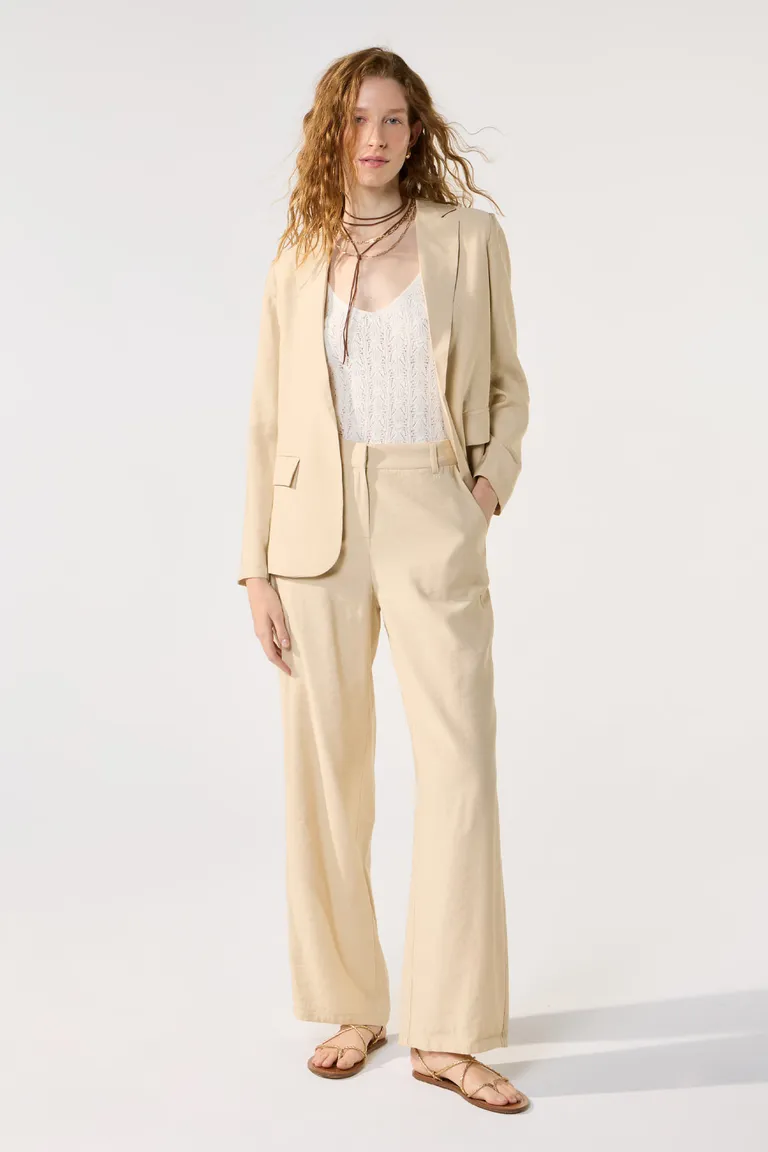 Pantalón wide de tela liviana y calce confortable para un estilo elegante y sofisticado de Cuesta Blanca en Pantalones para argentina