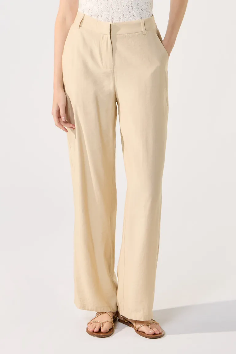 Pantalón wide de tela liviana y calce confortable para un estilo elegante y sofisticado de Cuesta Blanca en Pantalones para argentina