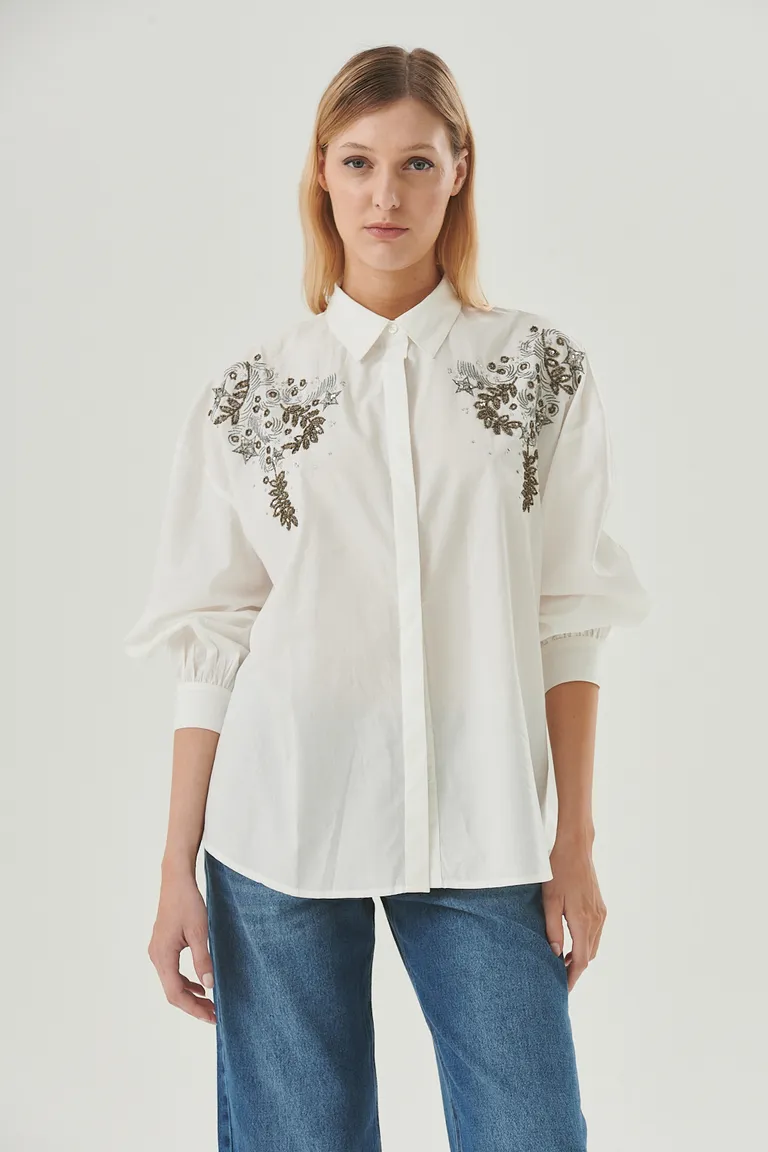 Camisa blanca con detalles metálicos y aplicaciones brillantes, diseño elegante y de tendencia de Sweet en Camisas para argentina