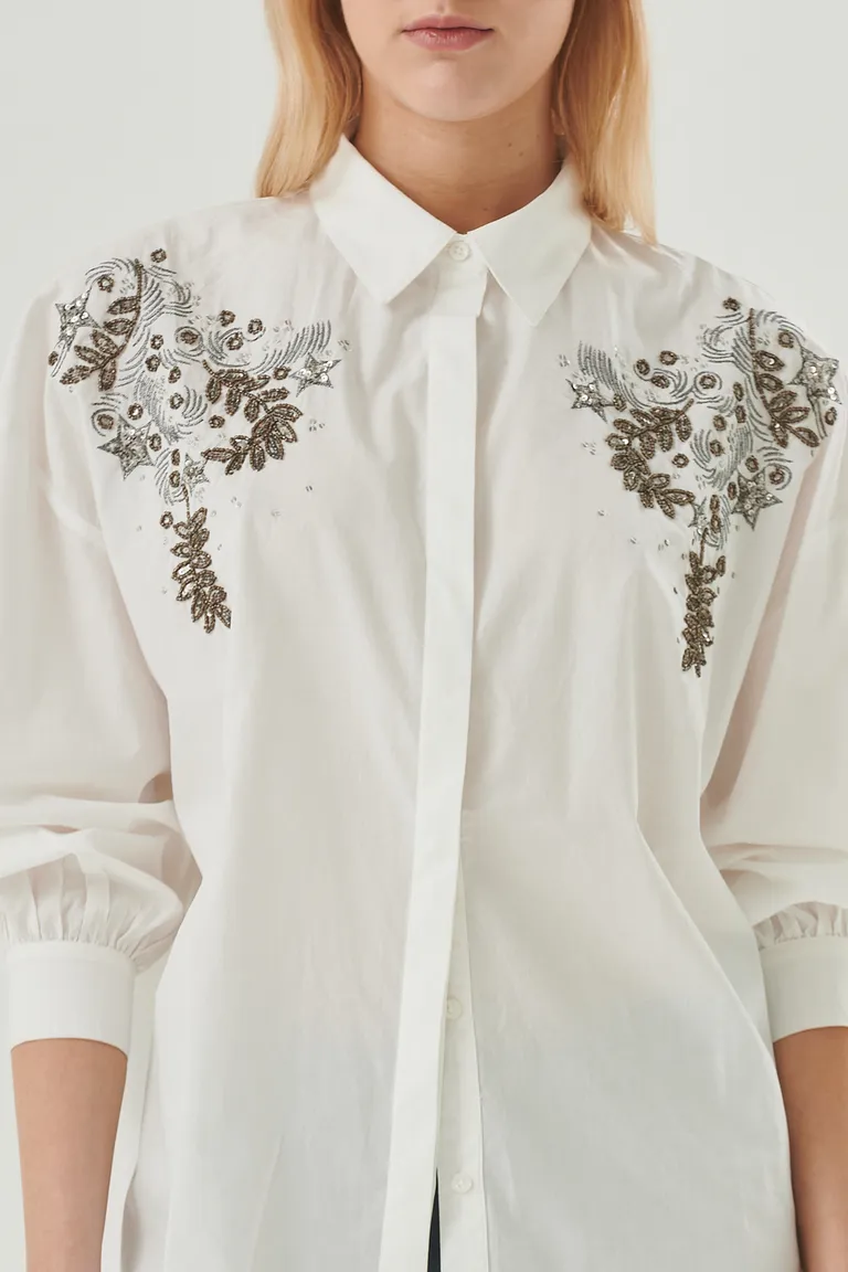 Camisa blanca con detalles metálicos y aplicaciones brillantes, diseño elegante y de tendencia de Sweet en Camisas para argentina