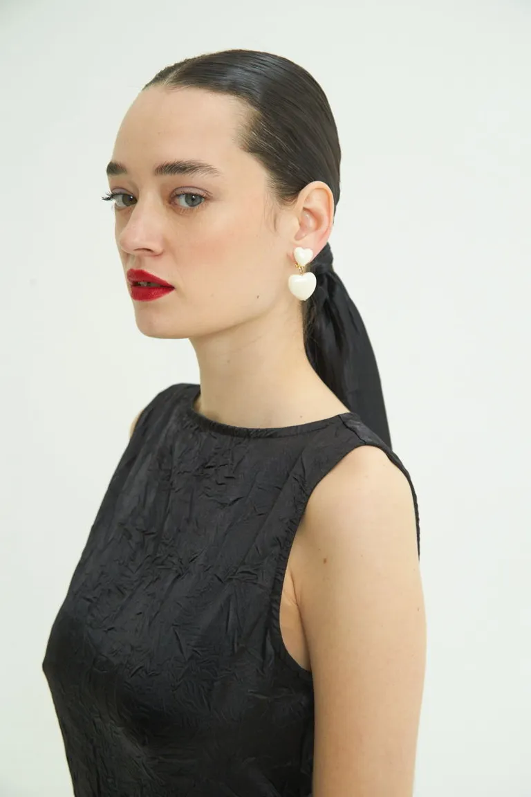 Vestido negro midi de satén con textura arrugada y detalles de abertura en la espalda de Las Pepas en Vestidos para argentina