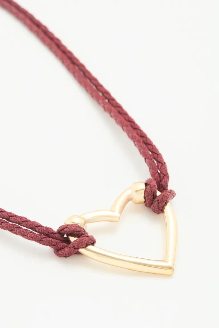 Collar con dije corazón y cordón trenzado artesanal con cadena extensora de Rapsodia en Bijouterie para argentina