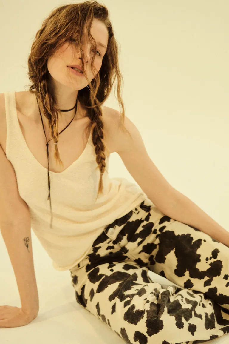 Pantalón de corte wide con estampa en tonos naturales para un look urbano y casual de Cuesta Blanca en Pantalones para argentina