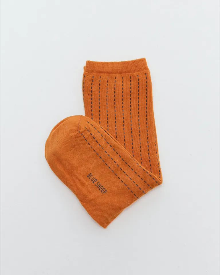 Calcetines de diseño rayado en naranja y neutro para un estilo versátil y cómodo de Blue Sheep en Ropa Interior y Medias para argentina