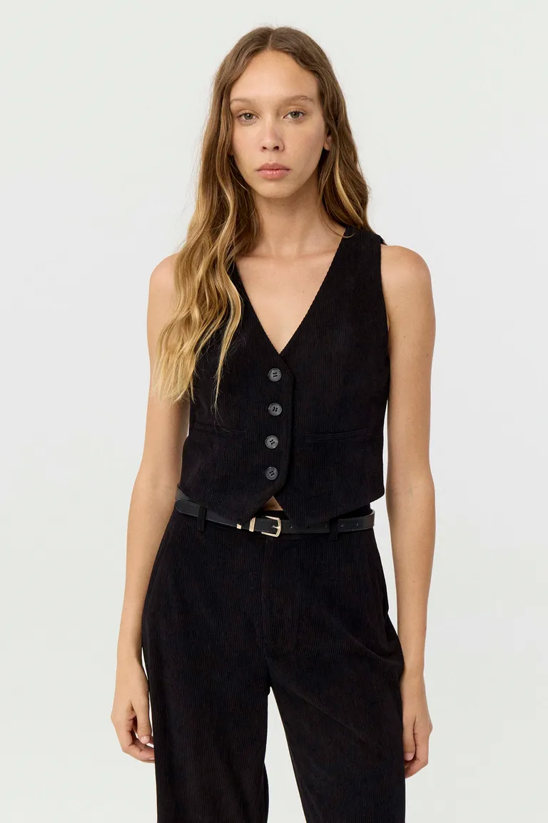 Chaleco sastrero corto con escote en V y botones frontales de Markova en Chalecos para argentina