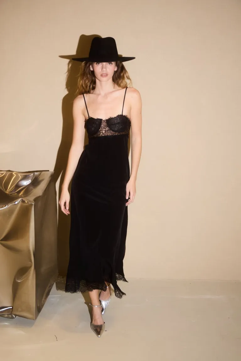 Vestido midi negro con detalles de encaje, perfecto para ocasiones especiales de Allo Martinez en Vestidos para argentina