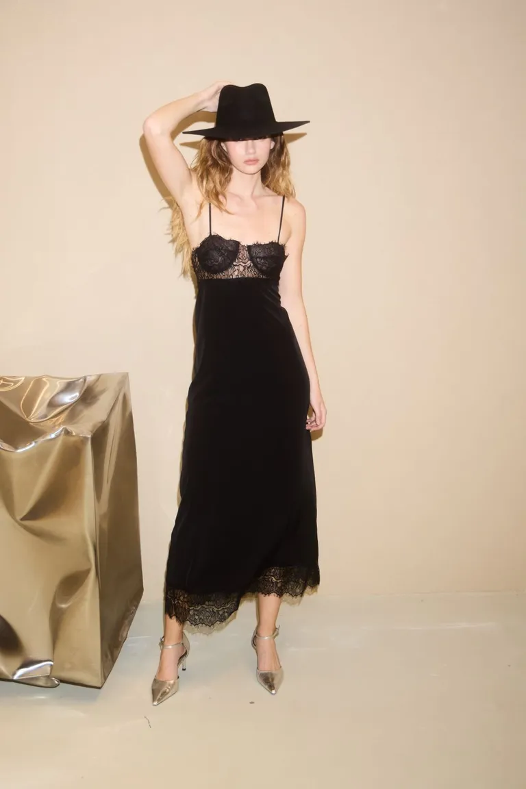 Vestido midi negro con detalles de encaje, perfecto para ocasiones especiales de Allo Martinez en Vestidos para argentina