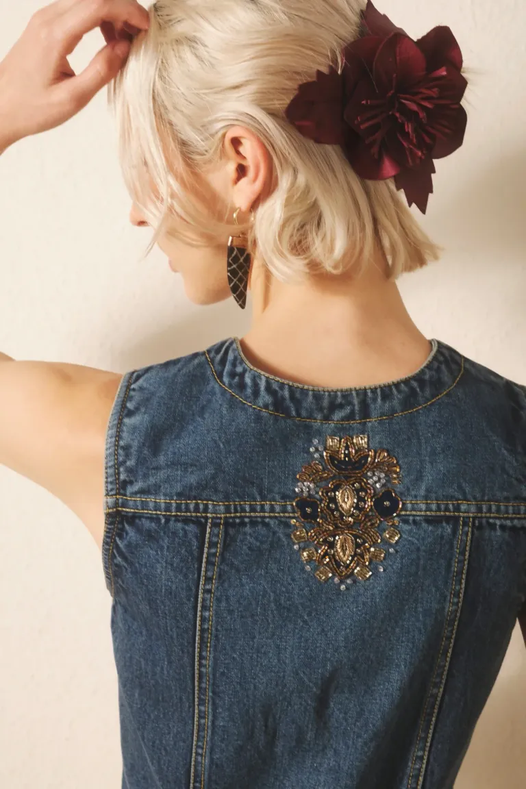 Chalecos de jean cortos, ajustados y con bordados decorativos de Rapsodia en Chalecos para argentina