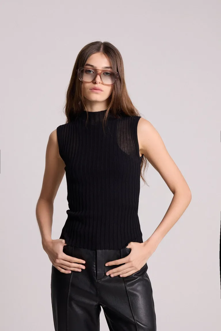 Top de cuello alto en tejido rib extrafino negro para un look chic y elegante de Maria Cher en Tops para argentina