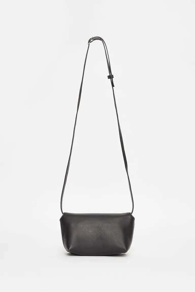 Cartera de cuero con logo grabado y correa ajustable de Ay Not Dead en Bolsos y Carteras para argentina