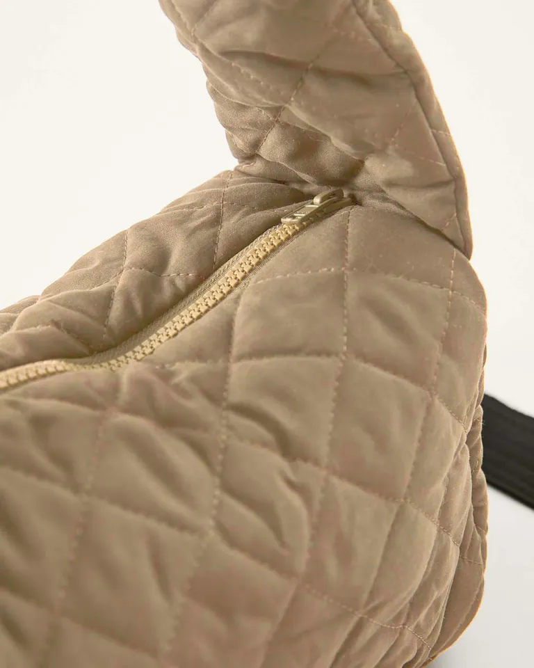 Cartera mediana de diseño acolchado con cierre y correa desmontable de Furzai en Bolsos y Carteras para argentina