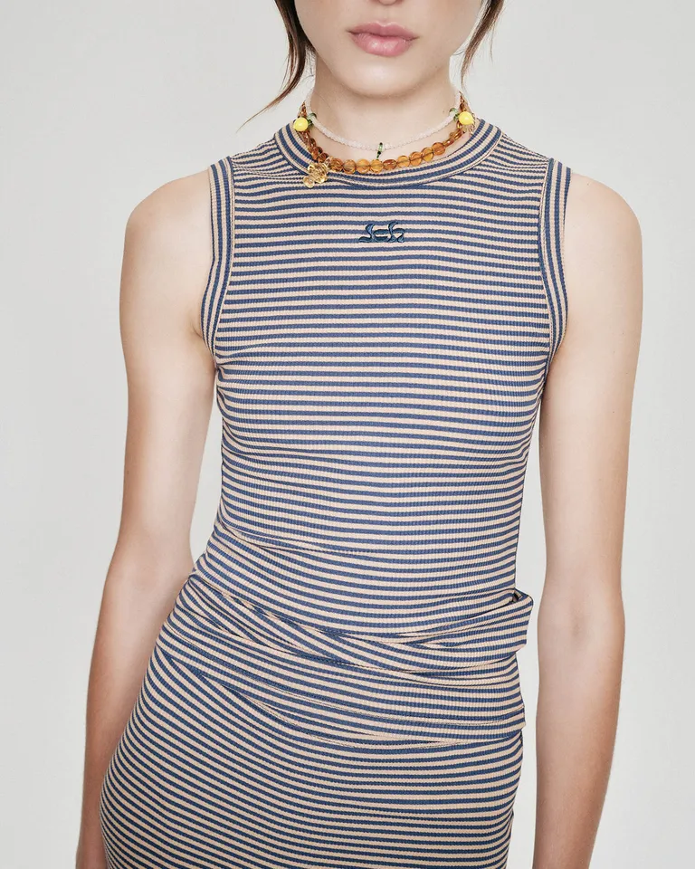 Musculosa de rayas blancas y negras de escote redondo y calce ajustado de Jazmin Chebar en Remeras para argentina