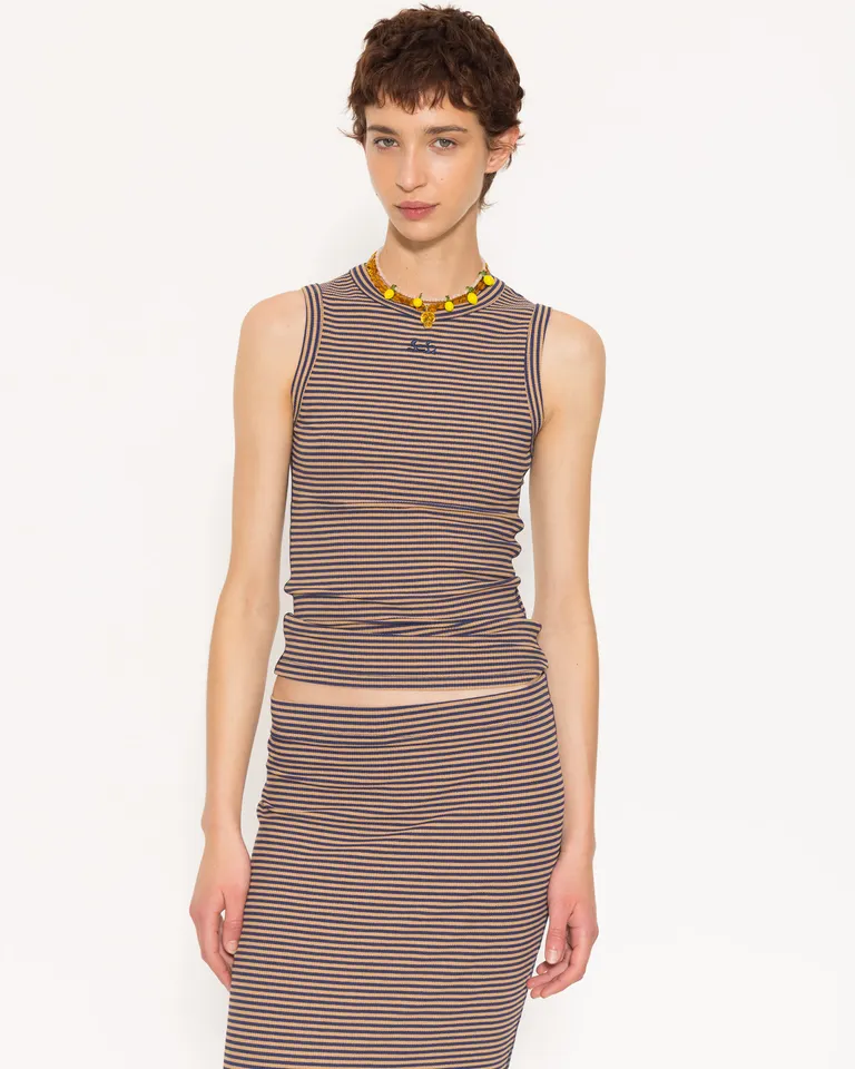 Musculosa de rayas blancas y negras de escote redondo y calce ajustado de Jazmin Chebar en Remeras para argentina