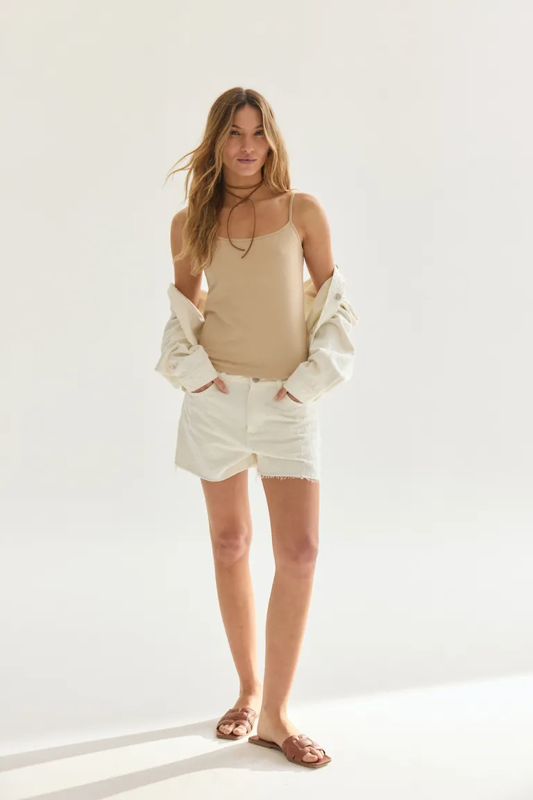 Moderno top de tirantes en tono beige para mujer de Akiabara en Tops para argentina