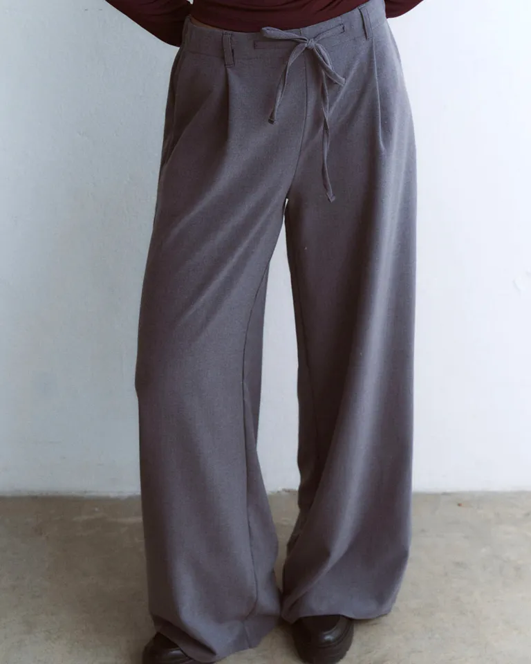 Pantalón ancho con pinzas y detalles en la cintura para un look femenino y sofisticado de Sky en Pantalones para argentina