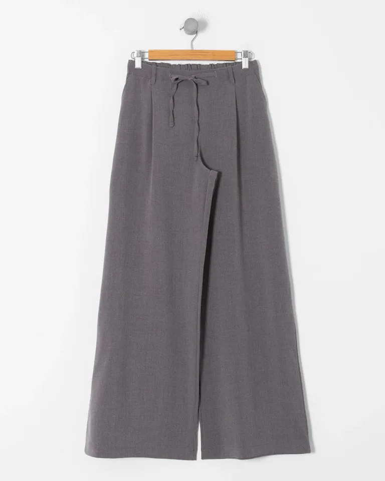 Pantalón ancho con pinzas y detalles en la cintura para un look femenino y sofisticado de Sky en Pantalones para argentina