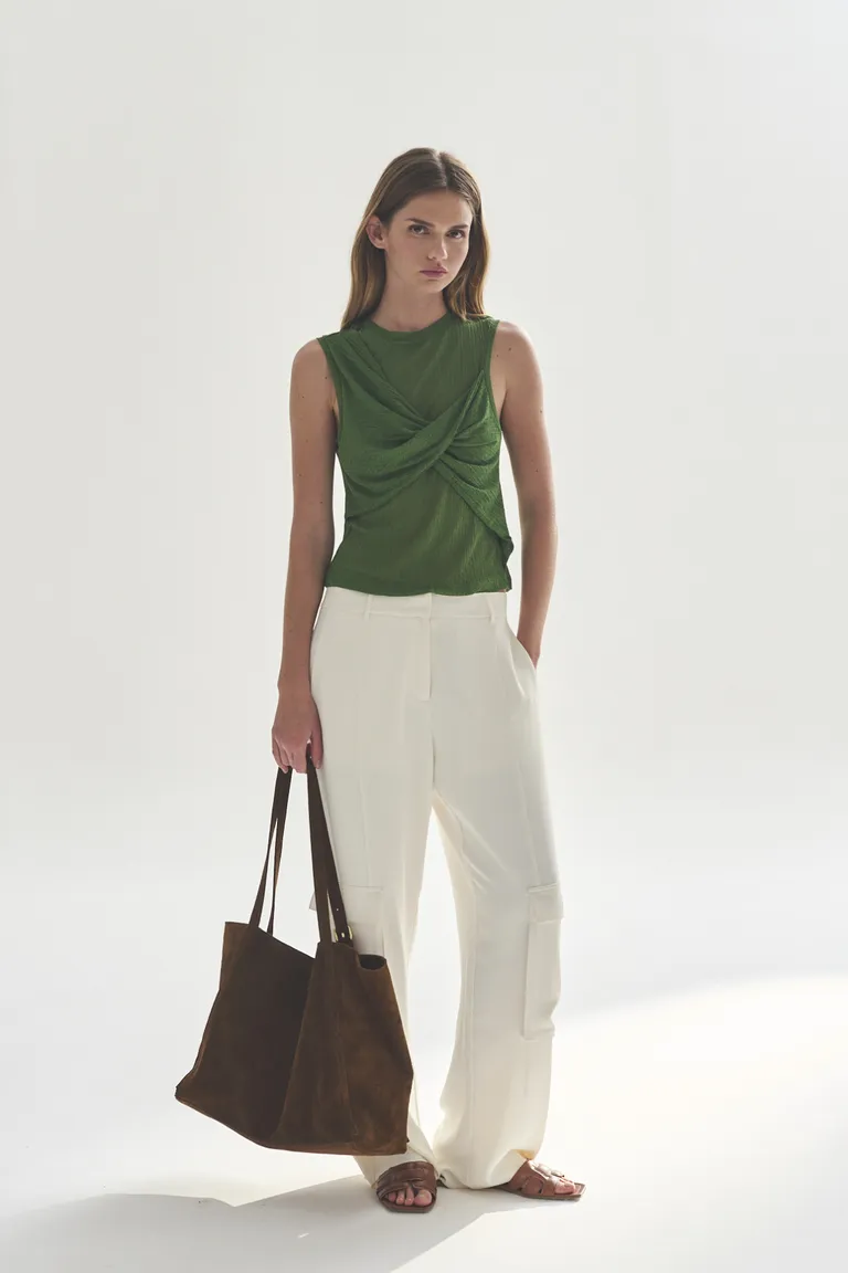 Top sin mangas en tonalidad verde oliva de corte contemporáneo y elegante de Akiabara en Tops para argentina