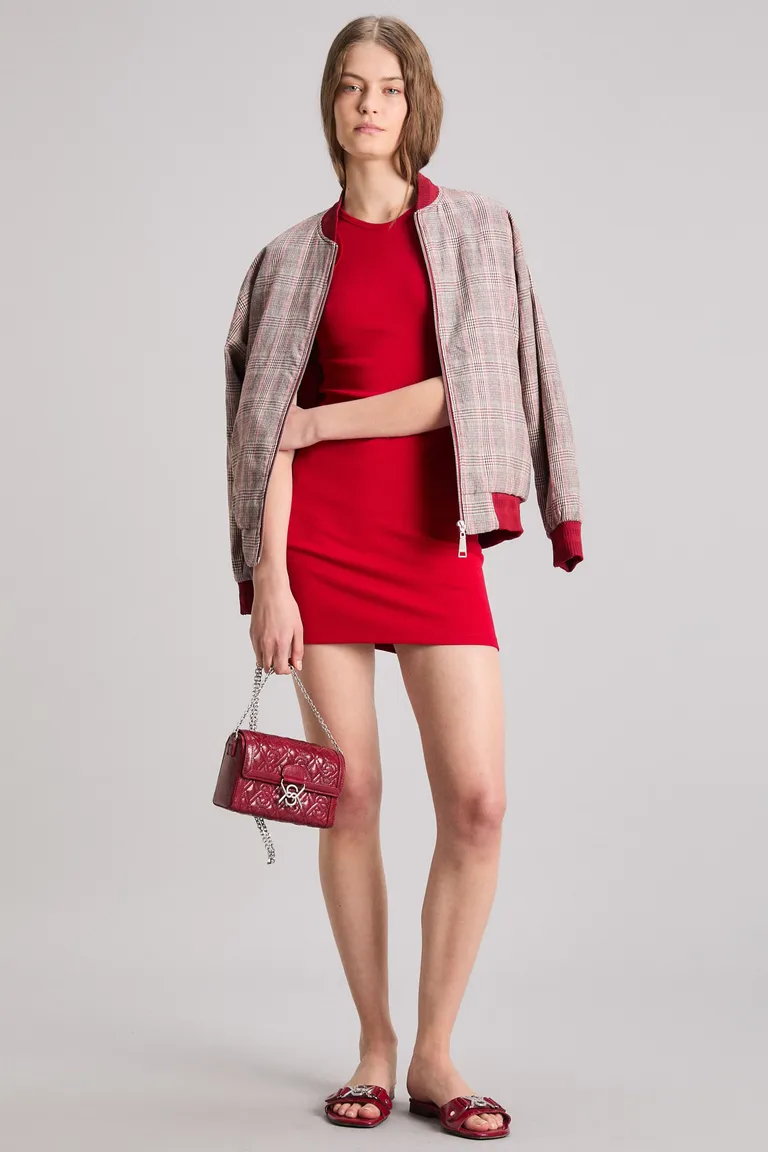 Vestido de corte slim y longitud por sobre la rodilla, en color rojo intenso de Kosiuko en Vestidos para argentina