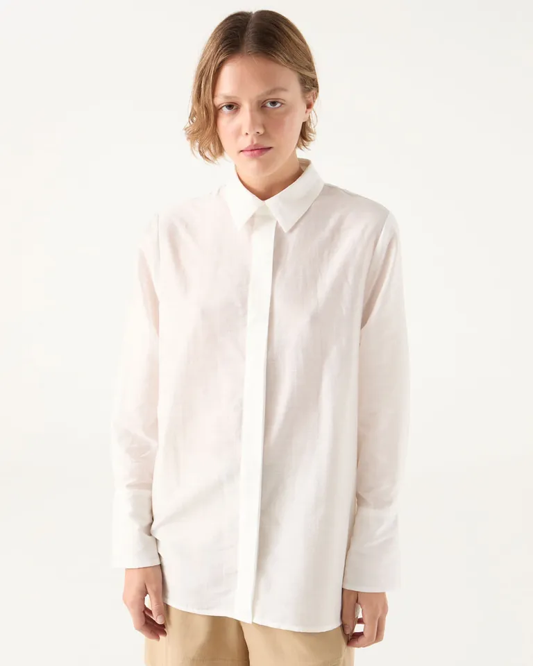 Camisa de corte recto con cuello tradicional y cartera de botones ocultos de Furzai en Camisas para argentina