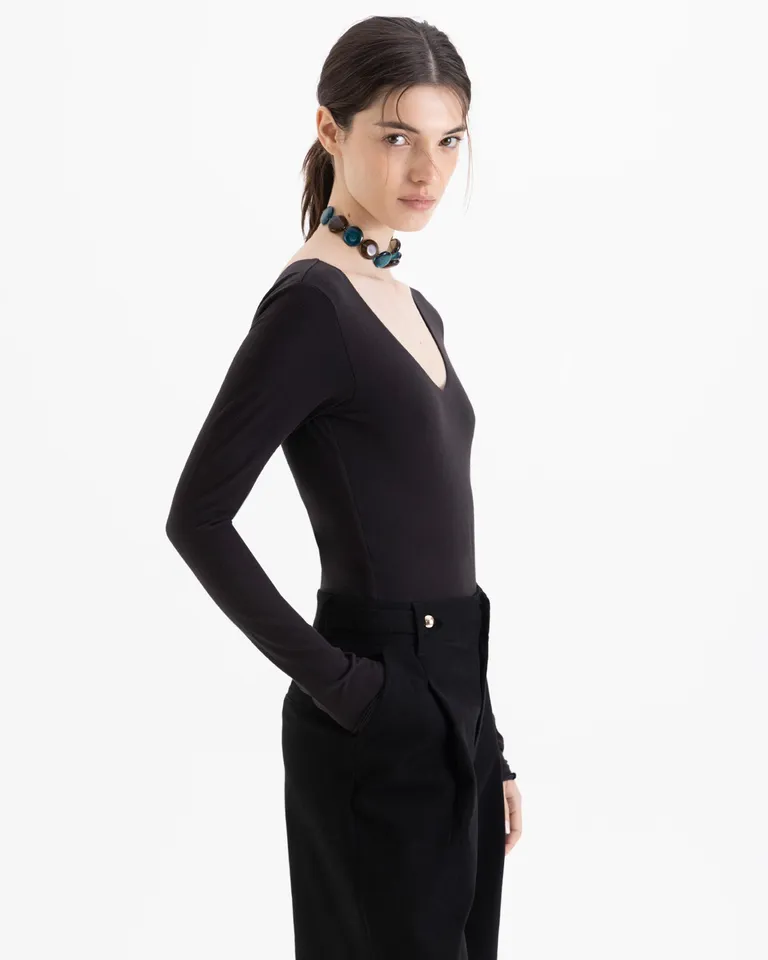 Body de manga larga con escote en V y detalle de logo en espalda de Jazmin Chebar en Bodies para argentina