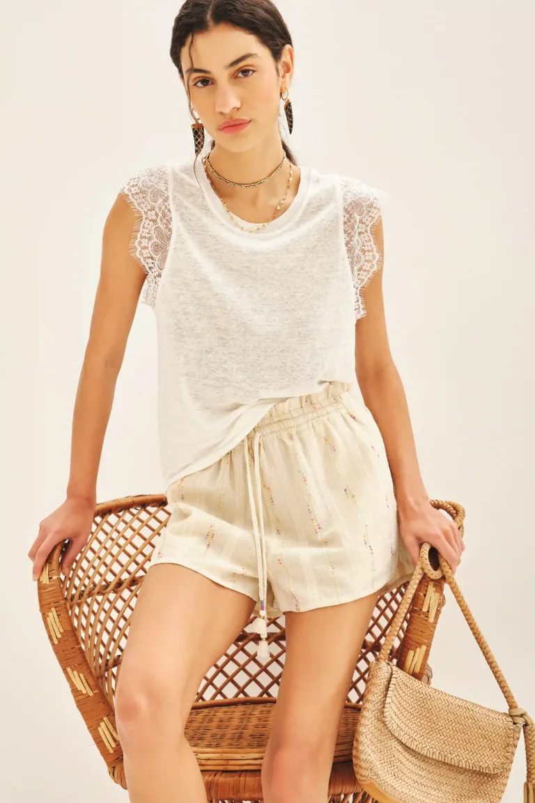 Blusa de lino blanca con detalles de encaje en los hombros y cuello de Rapsodia en Blusas para argentina