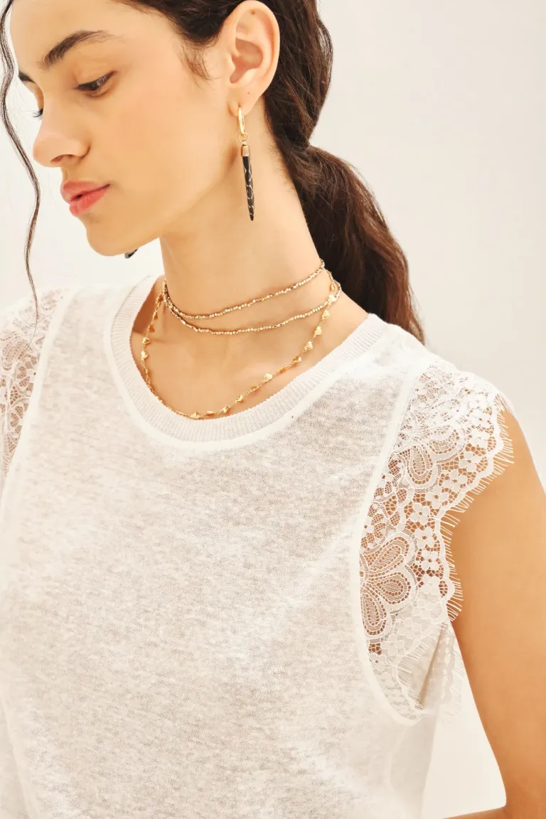 Blusa de lino blanca con detalles de encaje en los hombros y cuello de Rapsodia en Blusas para argentina