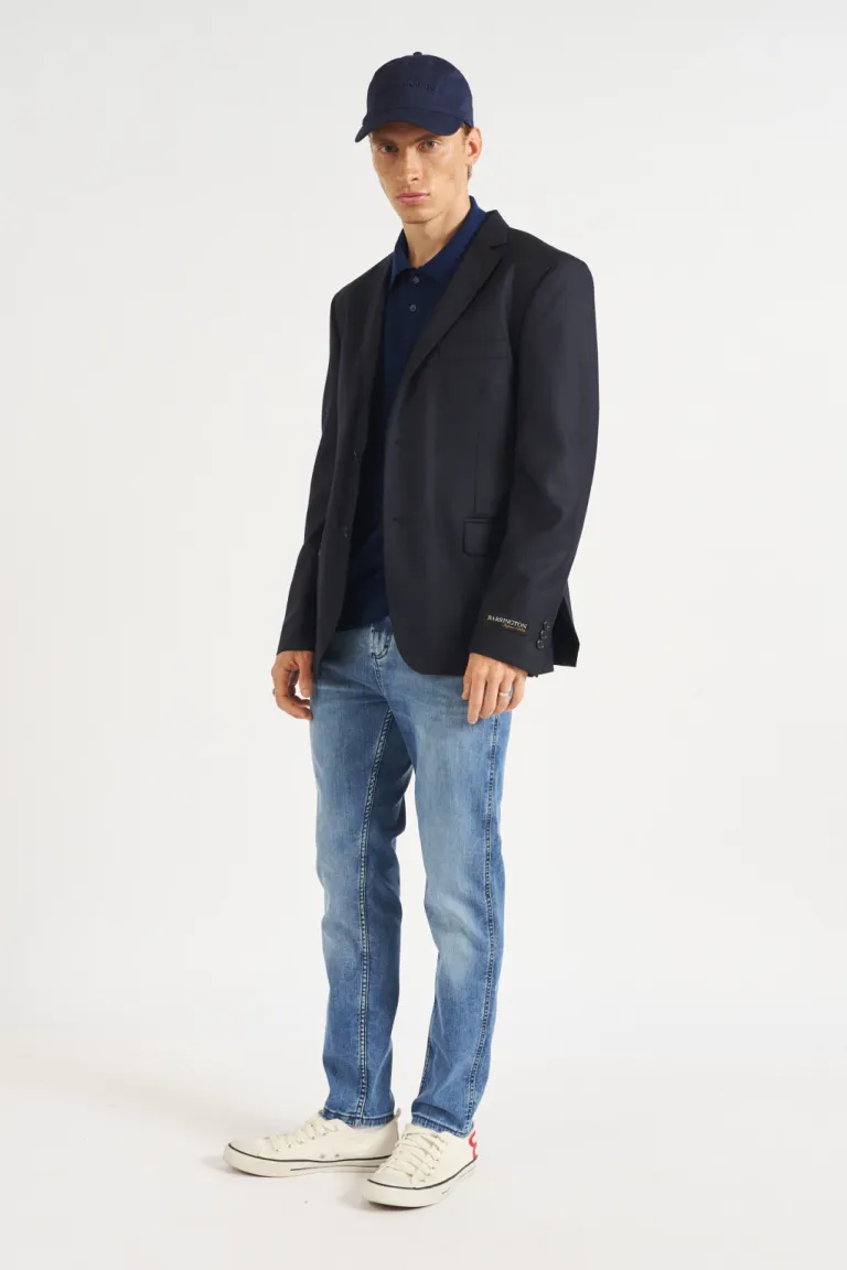 Saco sastrero de corte clásico con cierre de botones y diseño estructurado de Bensimon en Sastrería para argentina