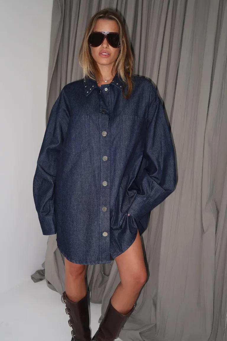 Camisa oversize de denim con detalles de tachas en el cuello de Naíma en Camisas para argentina