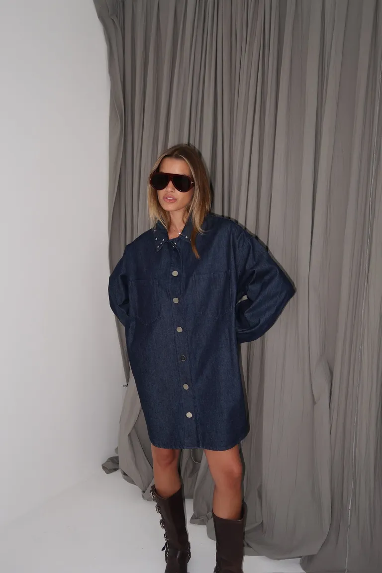 Camisa oversize de denim con detalles de tachas en el cuello de Naíma en Camisas para argentina