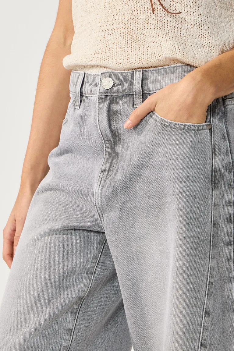Pantalón de denim gris claro de tiro alto y silueta baggy de Cuesta Blanca en Pantalones para argentina