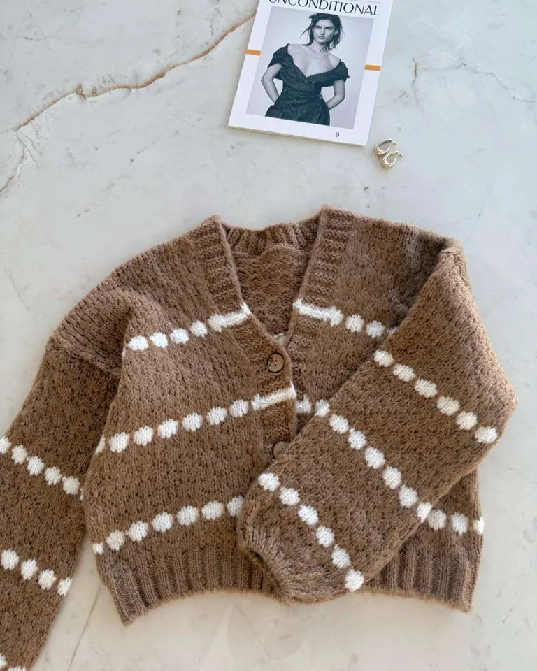 Saco de punto marrón con mangas globo y detalles geométricos de punto de Hesed en Buzos y Sweaters para argentina