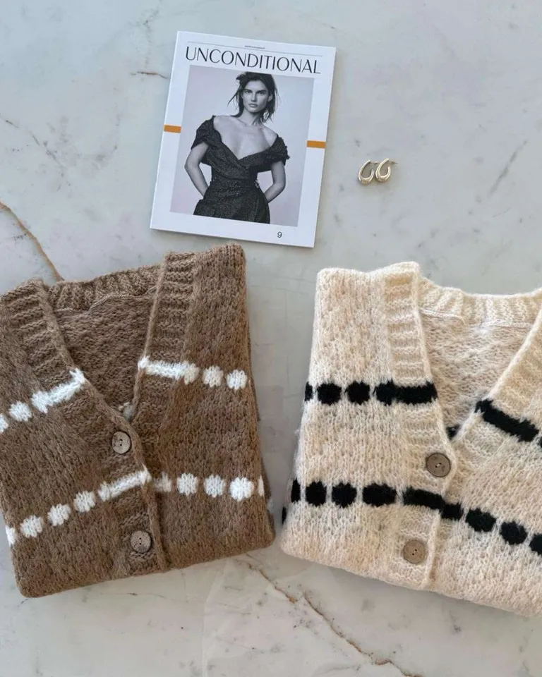 Saco de punto marrón con mangas globo y detalles geométricos de punto de Hesed en Buzos y Sweaters para argentina