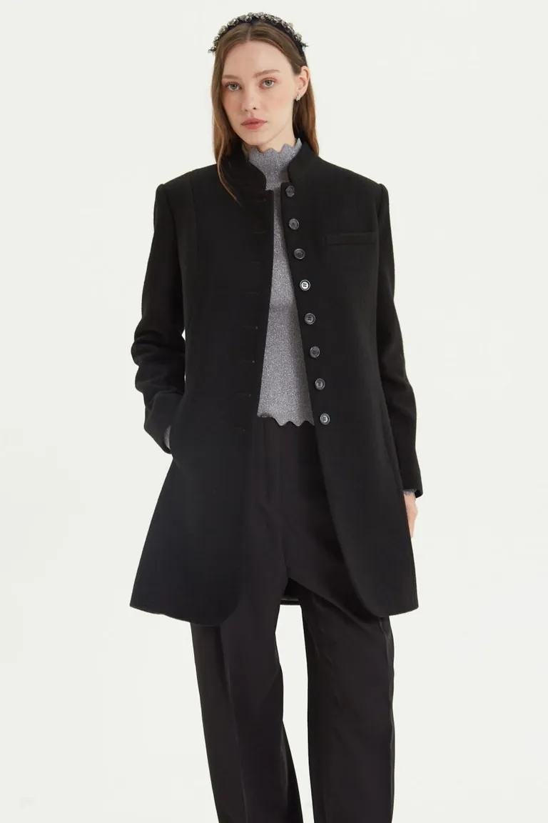 Tapado largo de corte recto con cuello mao y cierre de botones de Las Pepas en Tapados para argentina