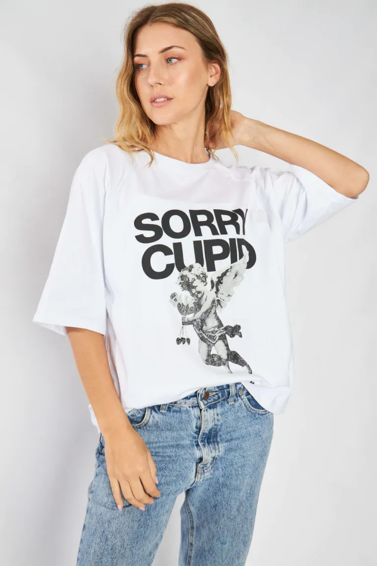 Remera oversize blanca con estampa gráfica de diseño moderno y casual de Belle en Remeras para argentina