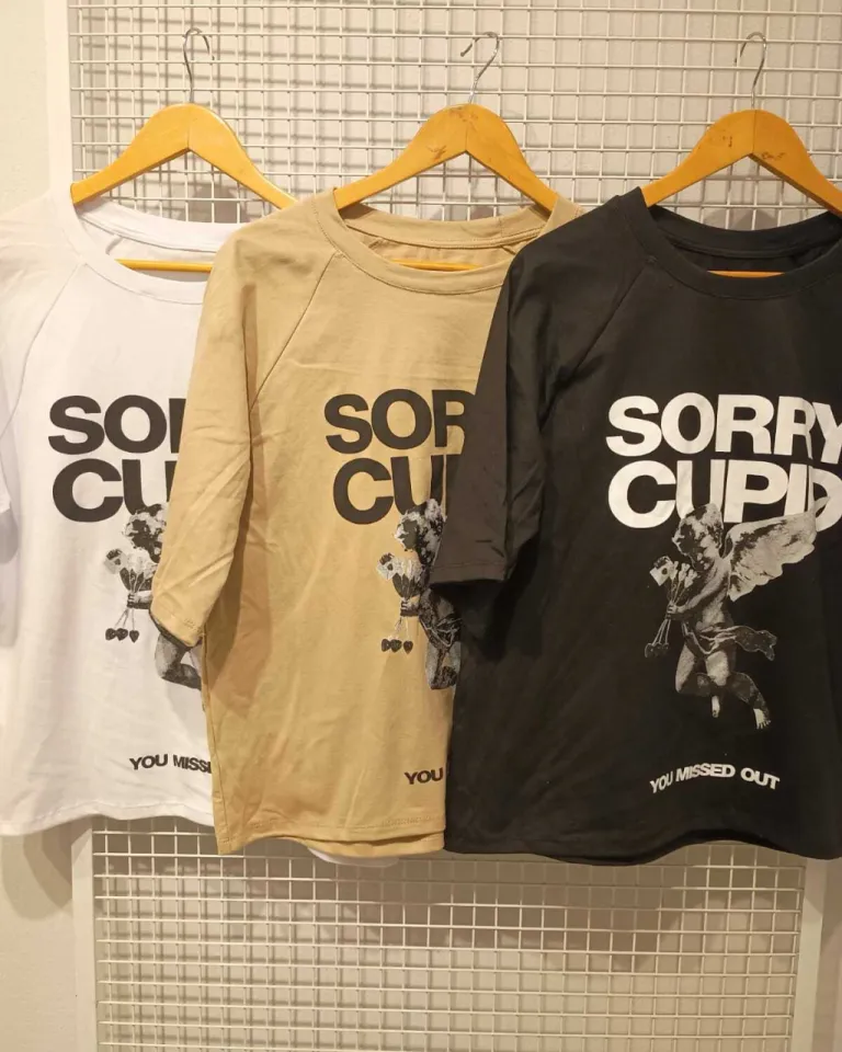 Remera oversize blanca con estampa gráfica de diseño moderno y casual de Belle en Remeras para argentina