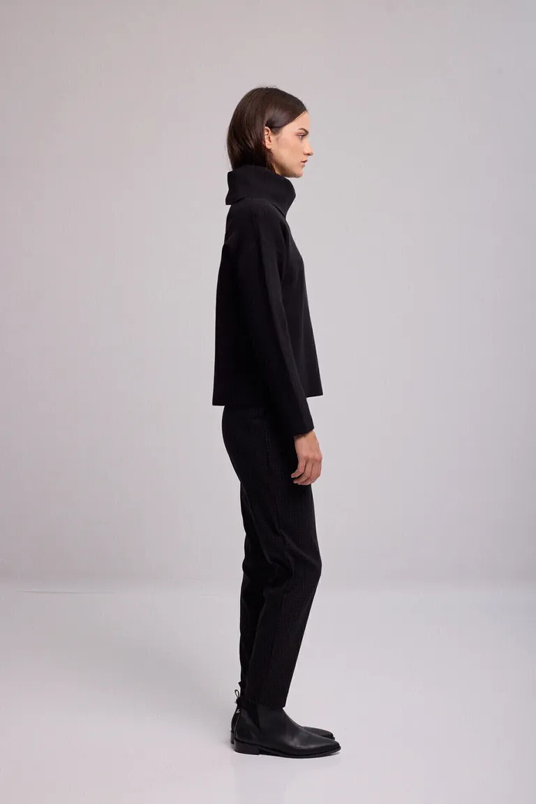 Sweater de silueta recta con cuello polera alto y tajos laterales de Kill en Buzos y Sweaters para argentina