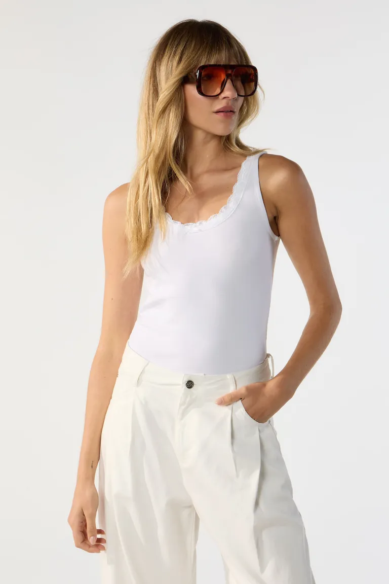Musculosa blanca con detalle de moño en el escote de Cuesta Blanca en Remeras para argentina