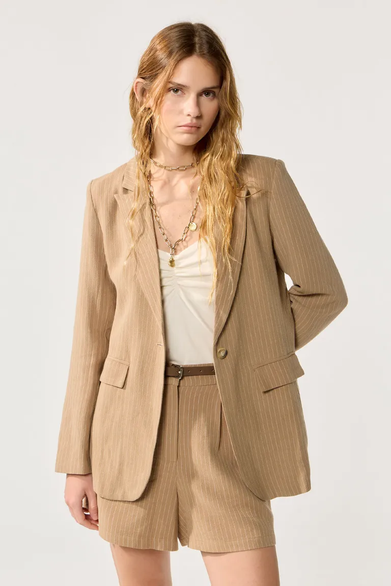Blazer de lino rayado, una prenda elegante y versátil para el armario femenino de Cuesta Blanca en Blazers para argentina