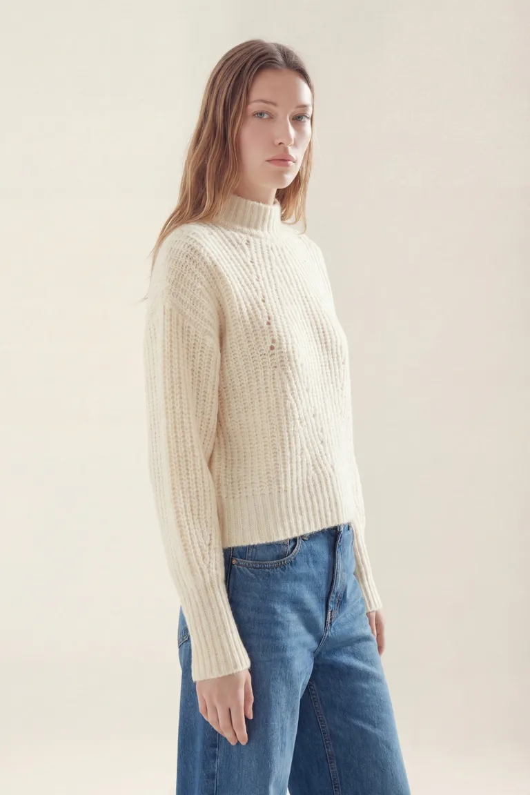 Sweater tejido de cuello alto con detalle de trama en frente y mangas largas de Akiabara en Buzos y Sweaters para argentina