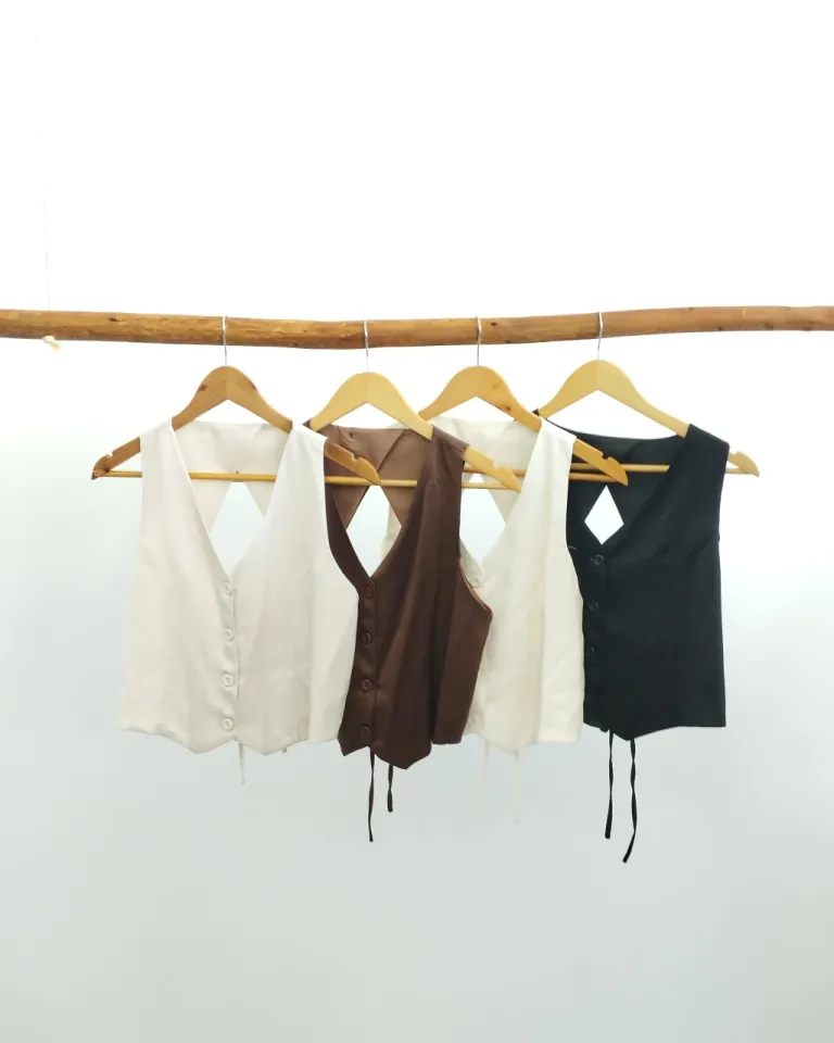 Chaleco de satén con tira ajustable en la espalda, disponible en tallas S, M y L de Lemmon en Chalecos para argentina