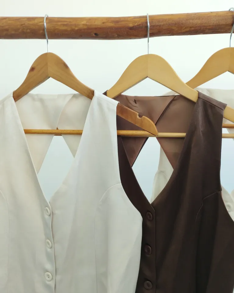 Chaleco de satén con tira ajustable en la espalda, disponible en tallas S, M y L de Lemmon en Chalecos para argentina