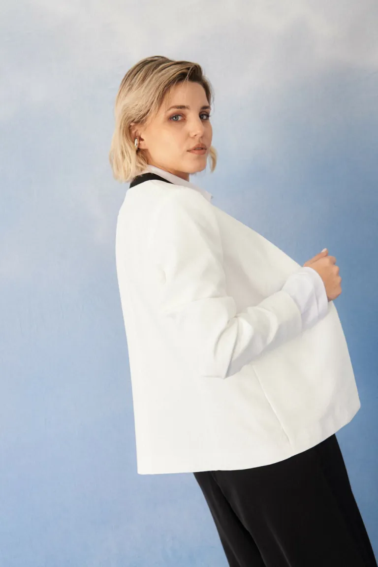 Elegante blazer blanco de corte recto para mujeres, perfecto para looks formales e informales de Apricot en Blazers para argentina