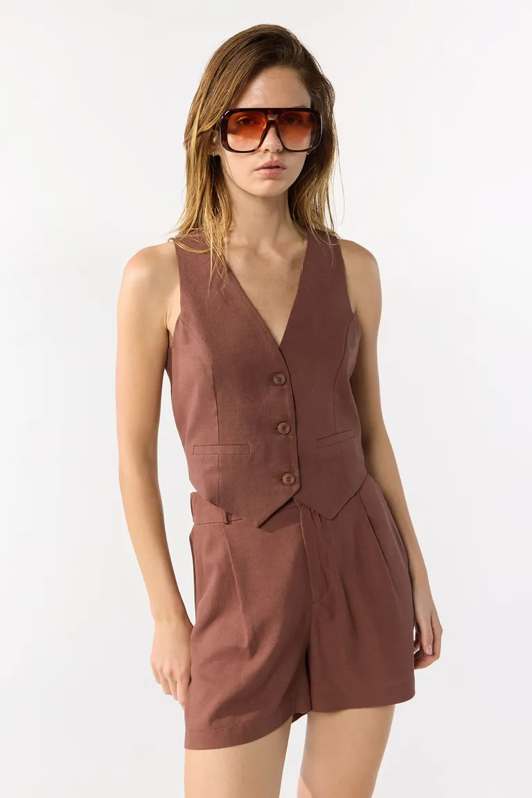 Chaleco de lino marrón con detalles sobrios y funcionales de Cuesta Blanca en Chalecos para argentina