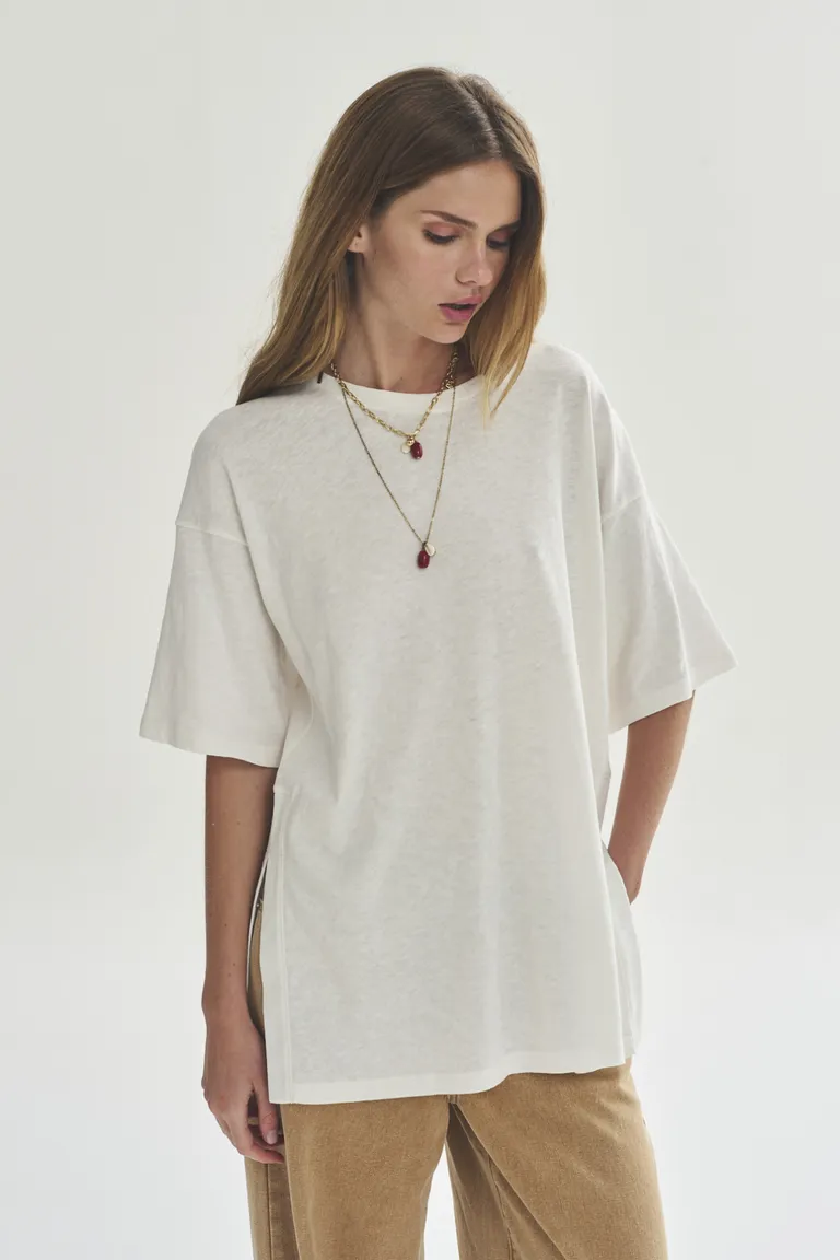 Remera de corte recto en color blanco, prenda versátil y de uso diario para mujeres de Akiabara en Remeras para argentina