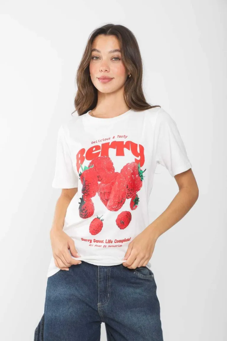 Remera blanca con estampa llamativa y de diseño original de Belle en Remeras para argentina