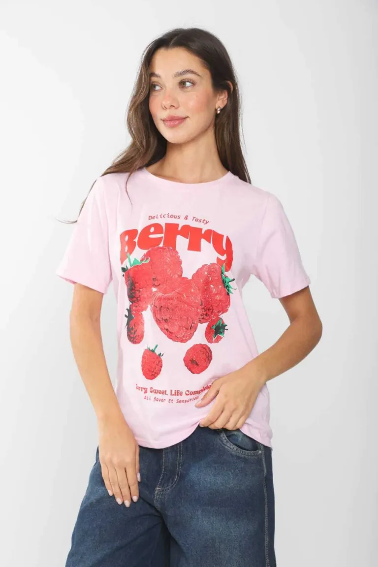 Remera blanca con estampa llamativa y de diseño original de Belle en Remeras para argentina